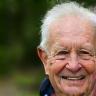 Photo de Lucien Bérard, retraité lyonnais souriant après son suivi